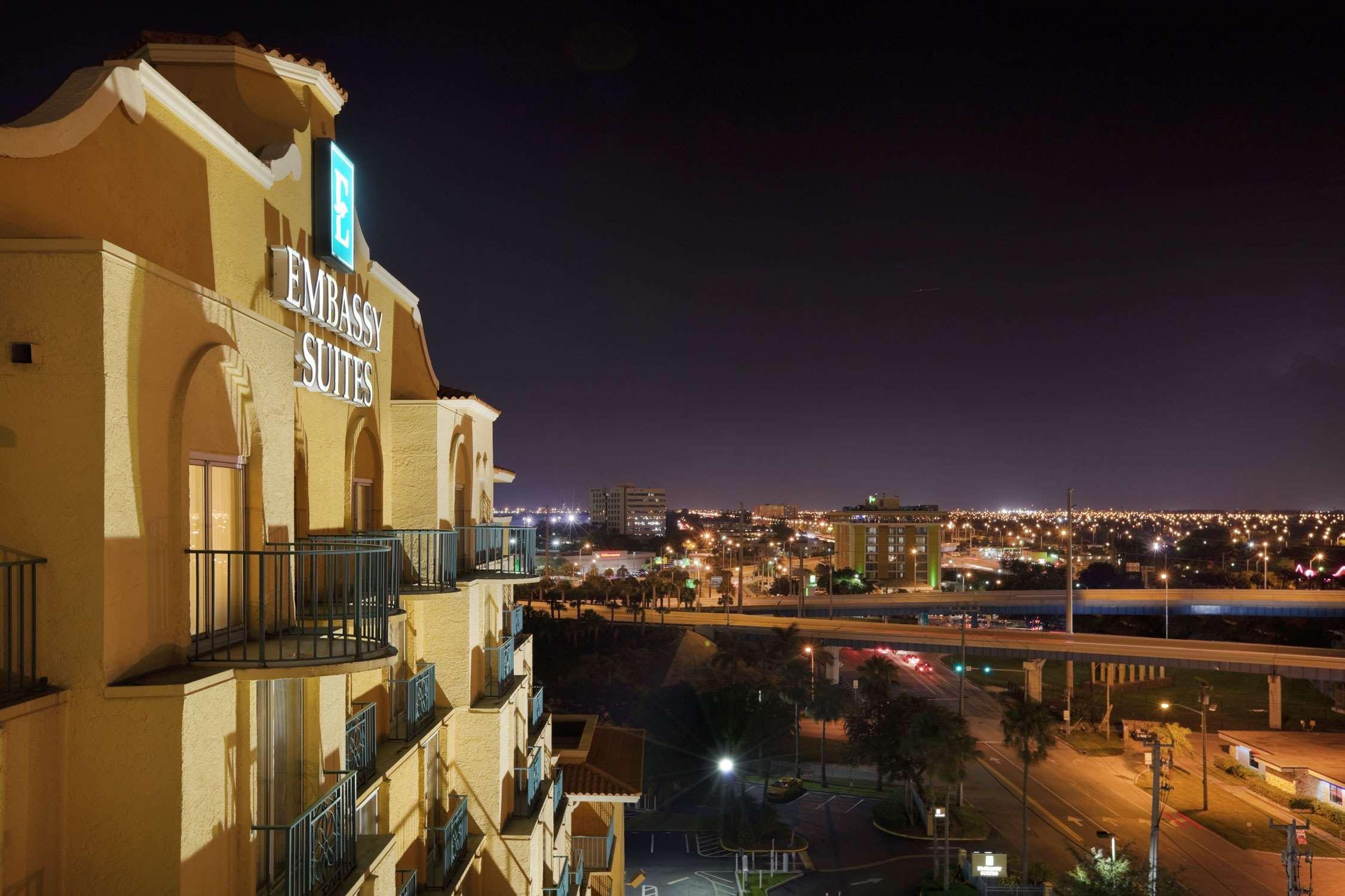 Embassy Suites By Hilton Miami International Airport Майами-Спрингс Экстерьер фото