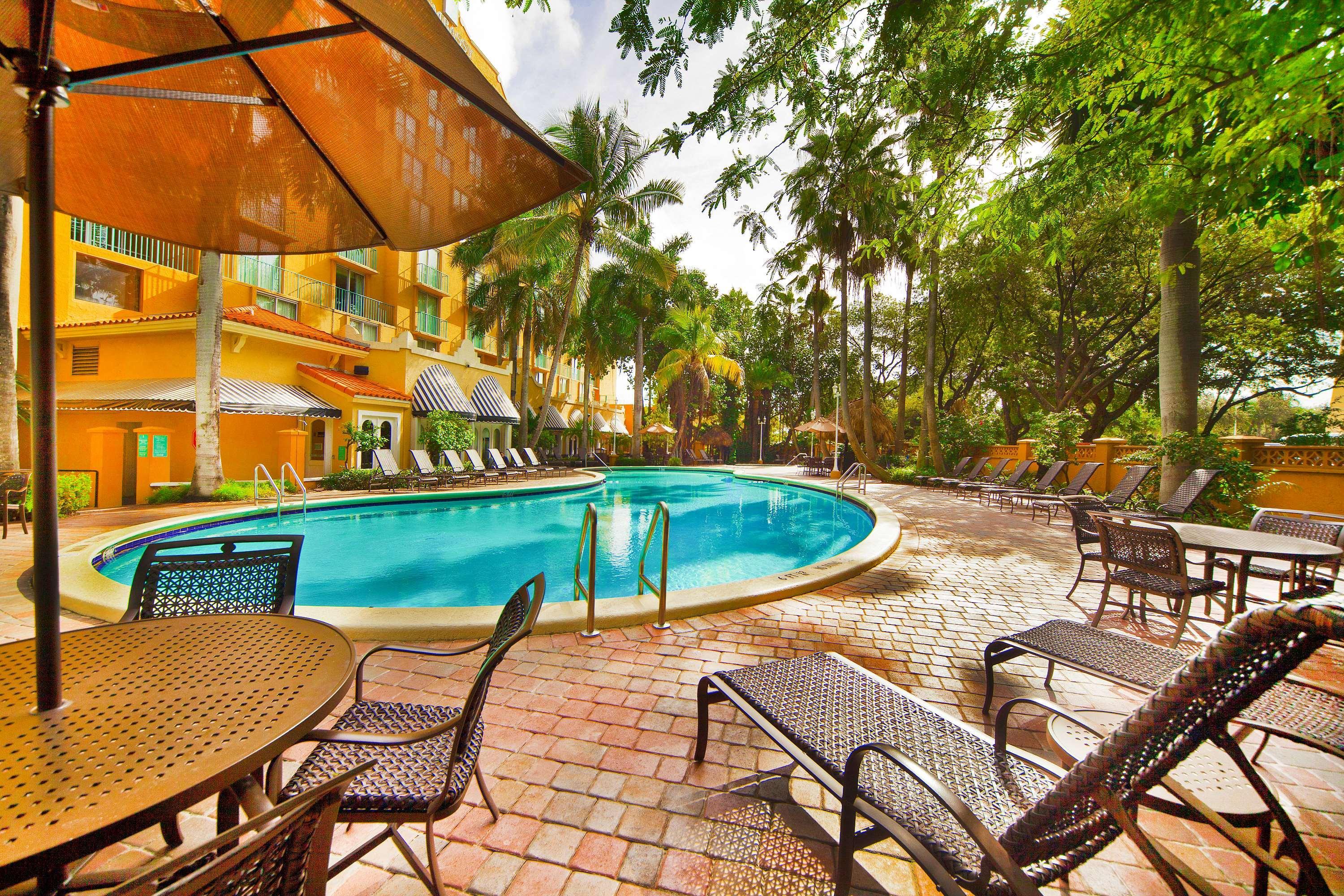 Embassy Suites By Hilton Miami International Airport Майами-Спрингс Экстерьер фото